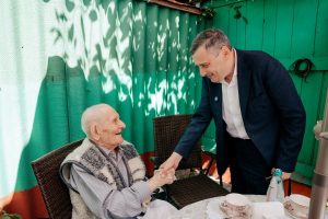 Александр Хинштейн поздравил Почетного гражданина Курска со 100-летием