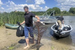 Матрас, покрышки и 70 мешков мусора