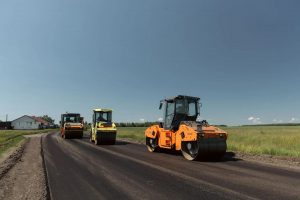 Дороги к медицинским учреждениям Курской области ремонтируют по нацпроекту
