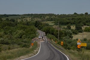 В Курской области ремонтируют мост через реку