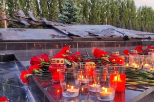 В Курске у Могилы неизвестного солдата зажгли «Свечу памяти»