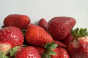 Курянам рассказали, как выбрать клубнику и чем полезна ягода