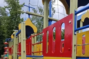 В курском парке ремонтируют игровой комплекс