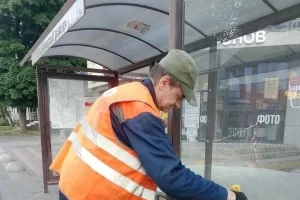 Куряне выбрасывают домашний мусор в урны на остановках общественного транспорта