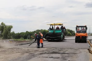 Дорожники асфальтируют мост