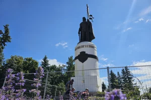 В Первомайском парке Курска начали ремонт памятника Александру Невскому