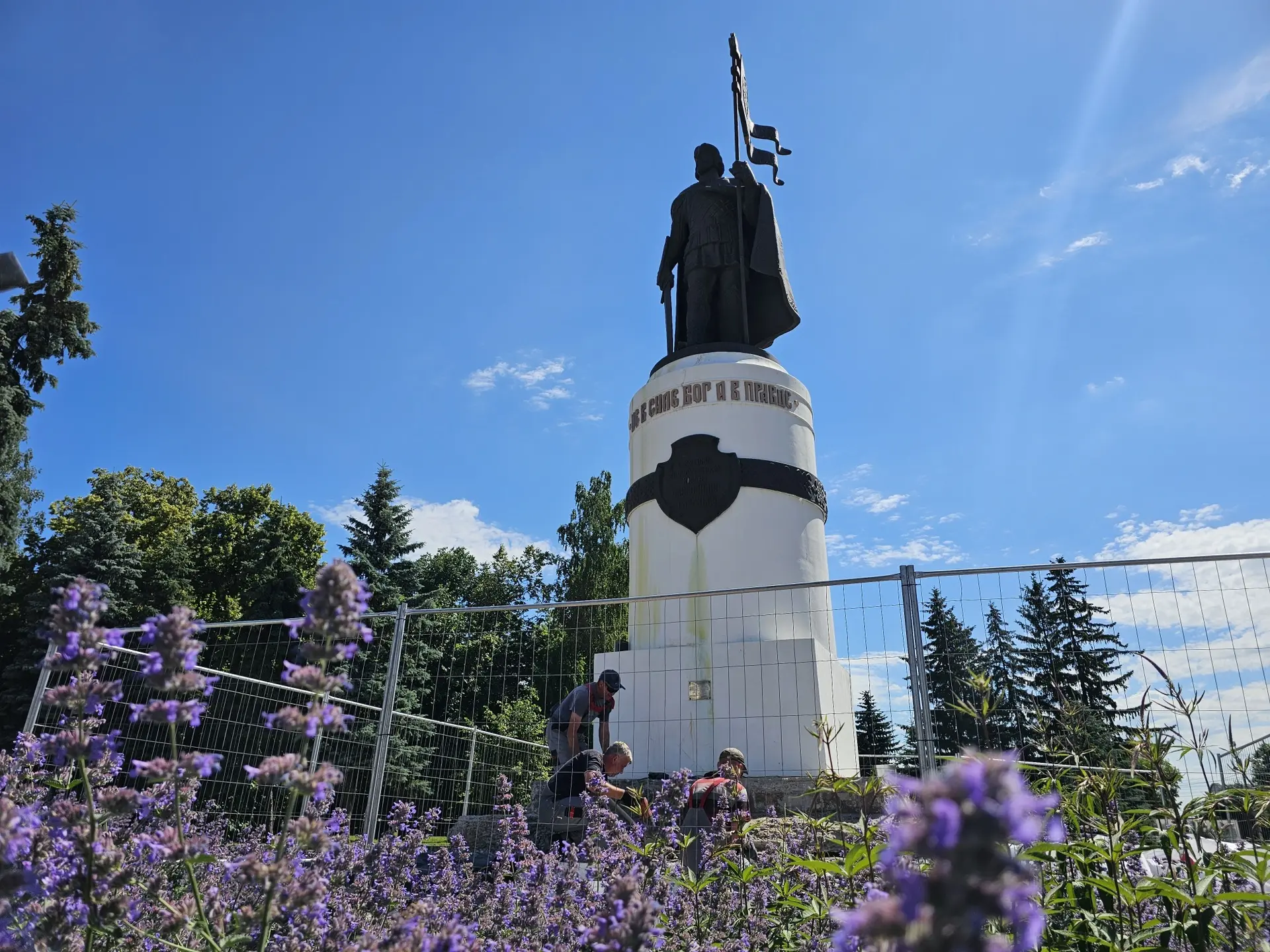 В Первомайском парке Курска начали ремонт памятника Александру Невскому