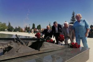 К мемориалу в Курске возложили цветы в честь Дня России