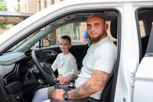 Ветеранам СВО из Курской области вручили автомобили на ручном управлении