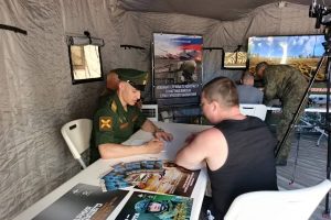 В Курске работает мобильный пункт отбора на службу по контракту