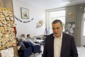 Александр Хинштейн прочитал стихотворение в курской кофейне в рамках акции #кофепорусски