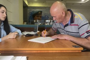 Уезжать с родины не хочется