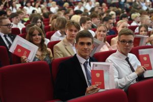Министр информации и общественных коммуникаций Курской области поздравил выпускников школы № 62