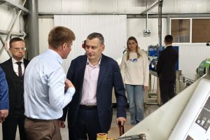 Губернатор Курской области побывал на предприятии по производству упаковок