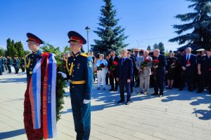 В Курске в День памяти и скорби возложили цветы и венки