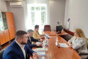 Александр Хинштейн обсудил с детским омбудсменом защиту юных курян