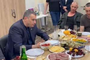 Губернатор Курской области встретил пятерых жителей, вернувшихся из украинского плена