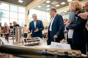 Александр Хинштейн ознакомился с разработками ЮЗГУ по борьбе с БПЛА и медтехнологиями