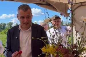 Александр Хинштейн попробовал в курском хозяйстве клубнику со вкусом детства