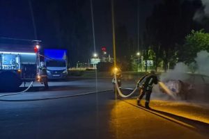 В Курске на проспекте Дружбы сгорел автомобиль «Ауди 80»