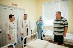 Александр Хинштейн навестил пострадавших от атак ВСУ в Курской областной больнице