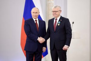Владимир Путин вручил орден Дружбы депутату Госдумы от Курской области Василию Пискареву