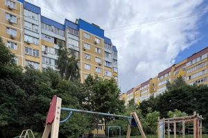 Прокуратура потребовала отремонтировать детскую площадку в Курске