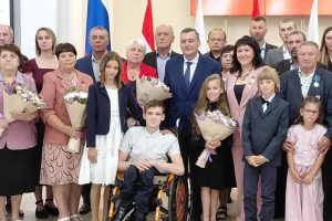 Александр Хинштейн наградил курян за заслуги в воспитании детей