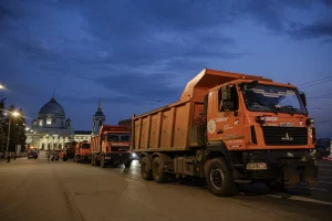На Красной площади в Курске ремонтируют дорогу