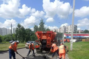 В Курске проводят ямочный ремонт дорог по трём улицам