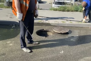 В Курске на улице Ольшанского залило канализационную сеть