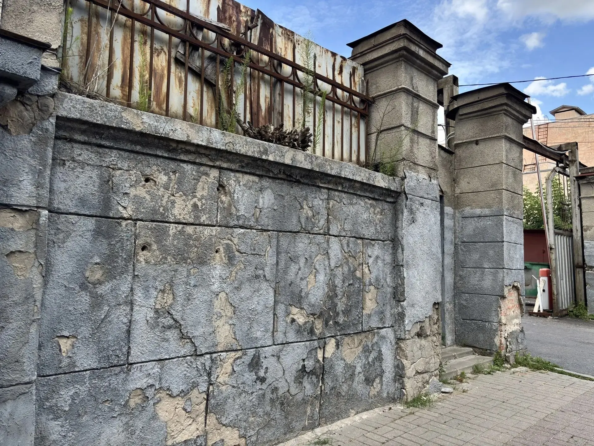 Глава Курска Евгений Маслов осматривает разрушающийся забор у здания Дома книги, объекта культурного наследия регионального значения.