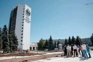 Александр Хинштейн проинспектировал реконструкцию мемориала Памяти Павших и создание Аллеи Героев в Курске