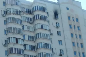 В Курске БПЛА противника утром попал в многоквартирный дом на проспекте Победы