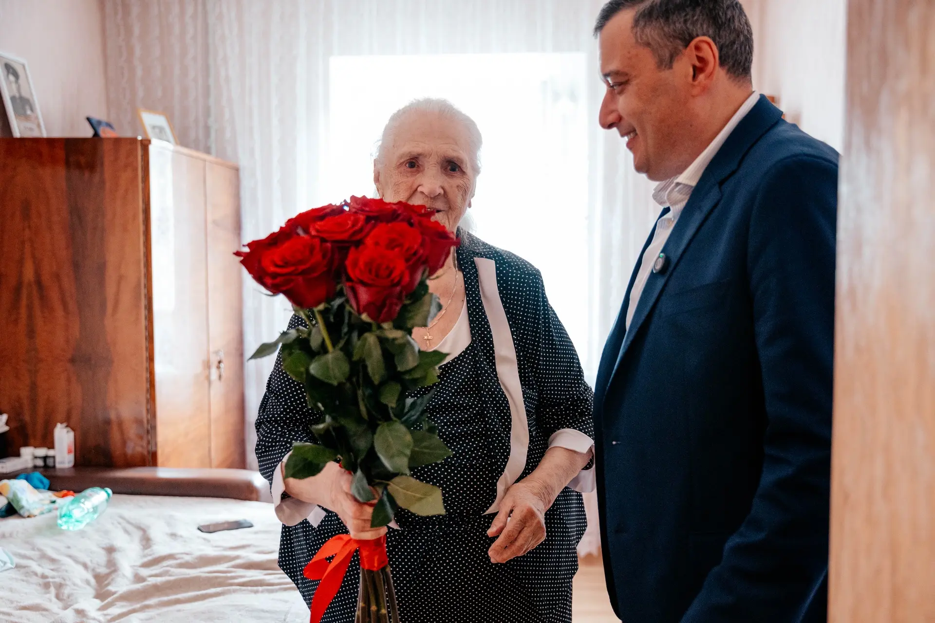 Губернатор Курской области поздравил со 101-летием ветерана Надежду Есину