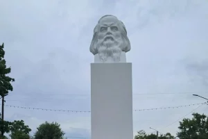 В Курске отреставрировали памятник Дмитрию Менделееву