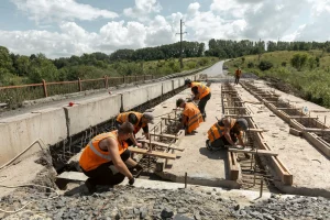 В Курской области капитально ремонтируют мост через реку Оскол