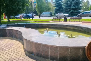 В Курске очистили фонтан у памятника Георгию Свиридову после актов вандализма