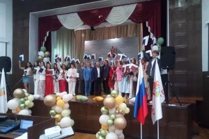 Первый заместитель губернатора Александр Чепик вручил дипломы выпускникам Курского ГАУ