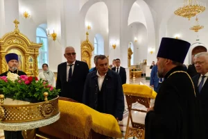 Губернатор Курской области посетил Свято-Троицкий храм в Курчатове