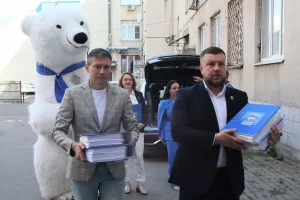 «Единороссы» пришли в избирком с медведем