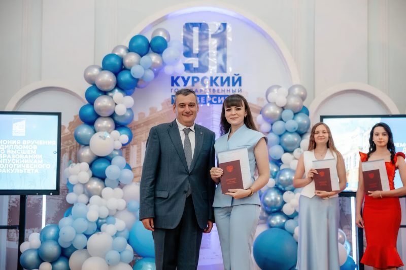 Будущим филологам вручили дипломы