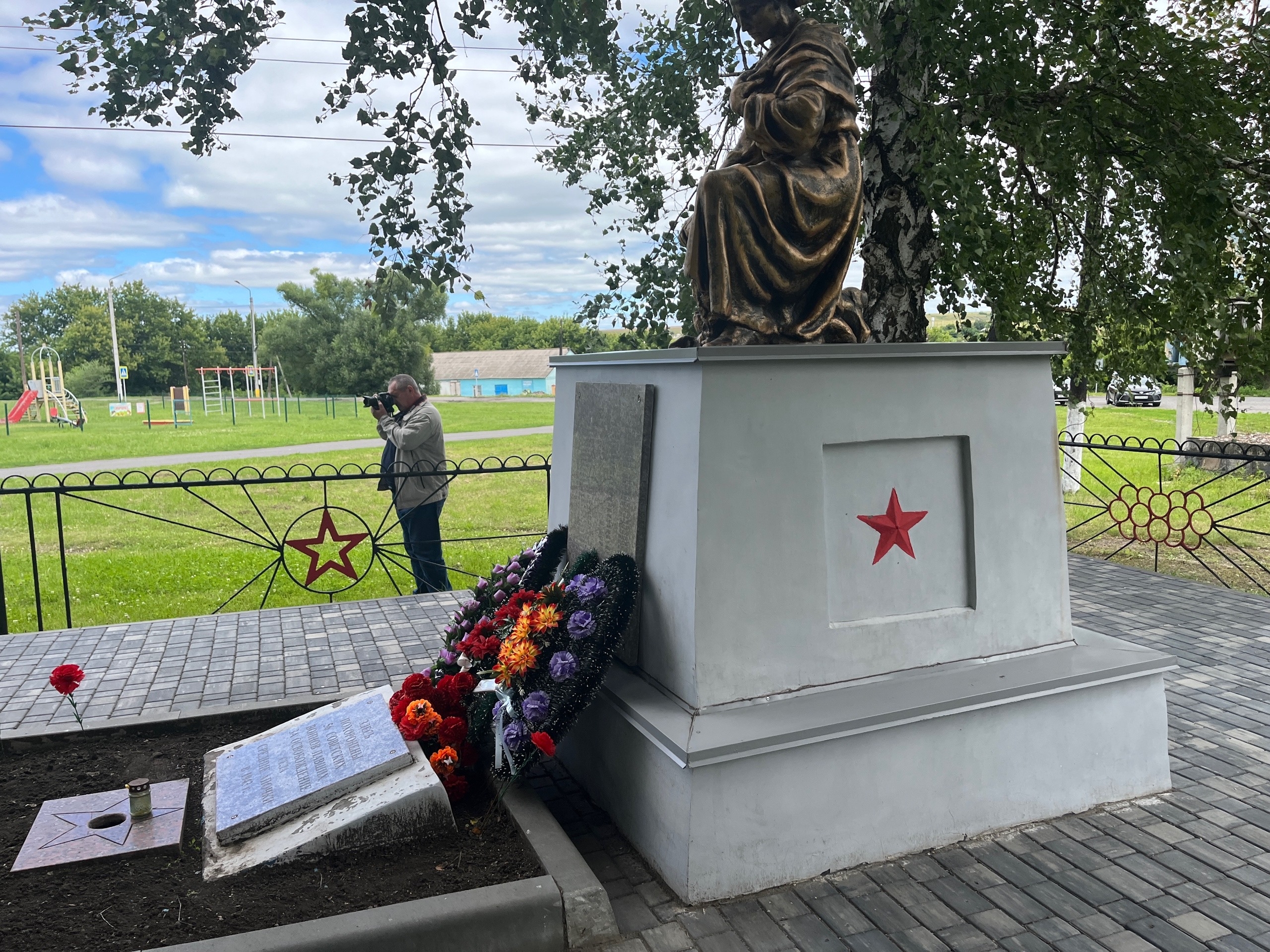 Александр Хинштейн посетил мемориал в Горшеченском районе Курской области