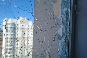 Александр Хинштейн поручил ускорить ремонт домов, пострадавших от атак БПЛА в Курске