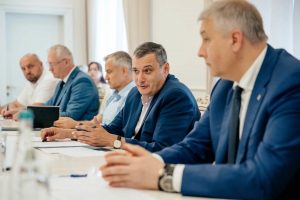 Александр Хинштейн обсудил ситуацию на топливном рынке с руководством сети АЗС «Газпром»
