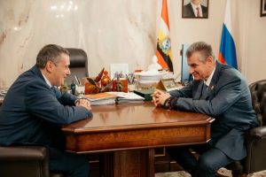 Хинштейн обсудил со Слуцким проекты Курской области и поддержку участников СВО