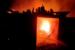 В Медвенке Курской области загорелся шлакоблочный гараж