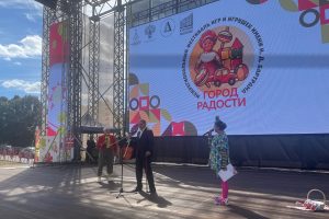 Курян и гостей города зовут в «Город радости»