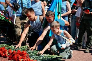 Александр Хинштейн поздравил курян с Днем Воздушно-десантных войск