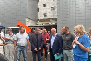 Александр Хинштейн проинспектировал восстановление домов, пострадавших от ударов вражеских беспилотников